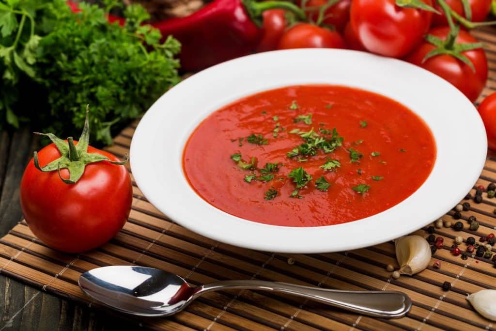 Fantástica sopa de tomate com manjericão, simples e fácil de fazer! Você vai amar!