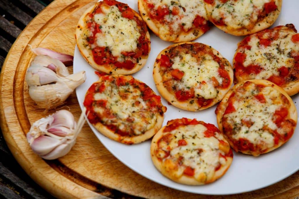 Você vai amar essas mini pizzas! Já salva essa receita pra fazer no fim de semana! Aproveite!
