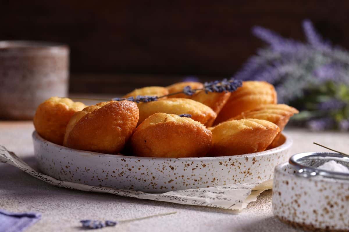 Deliciosas Madeleines com flor de laranjeira!