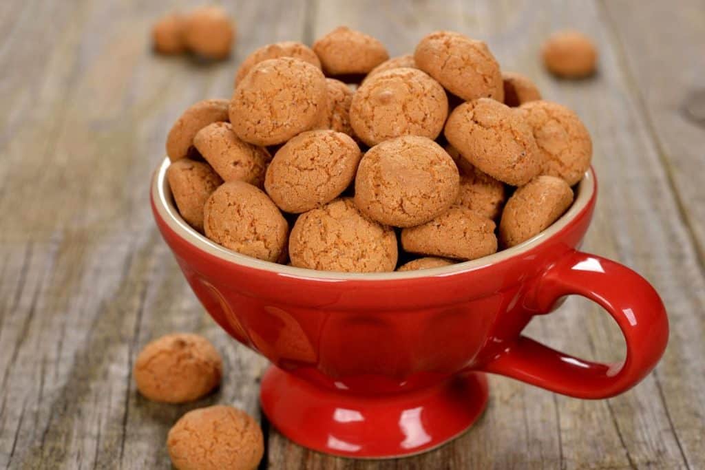 Essa receita de biscoitos amaretti diet é bem simples e deliciosa! Venha conferir o passo a passo!