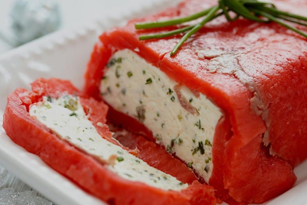 Descubra o passa-a-passo dessa incrível receita de terrine de bacalhau com salmão defumado e vieiras! É Fantástica!