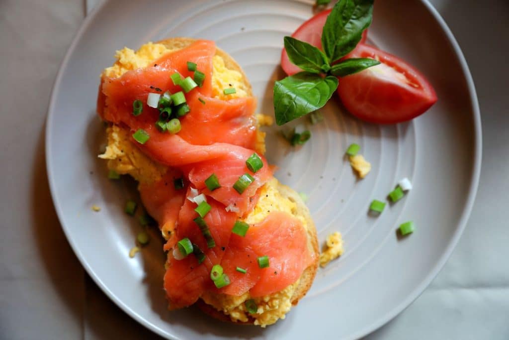 Veja como fazer ovos mexidos com salmão incríveis e deliciosos! Você vai amar, confira!