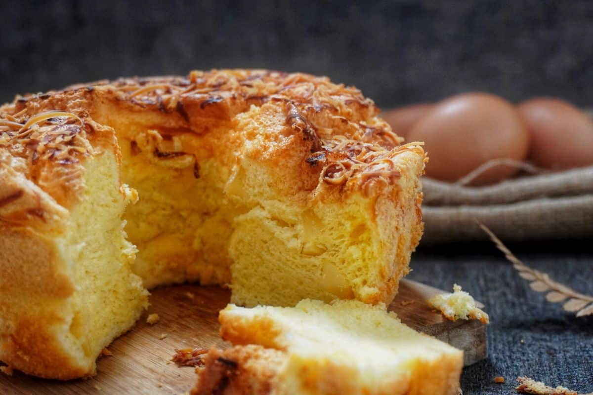 Prepare o café e sirva este Bolo de queijo diet!