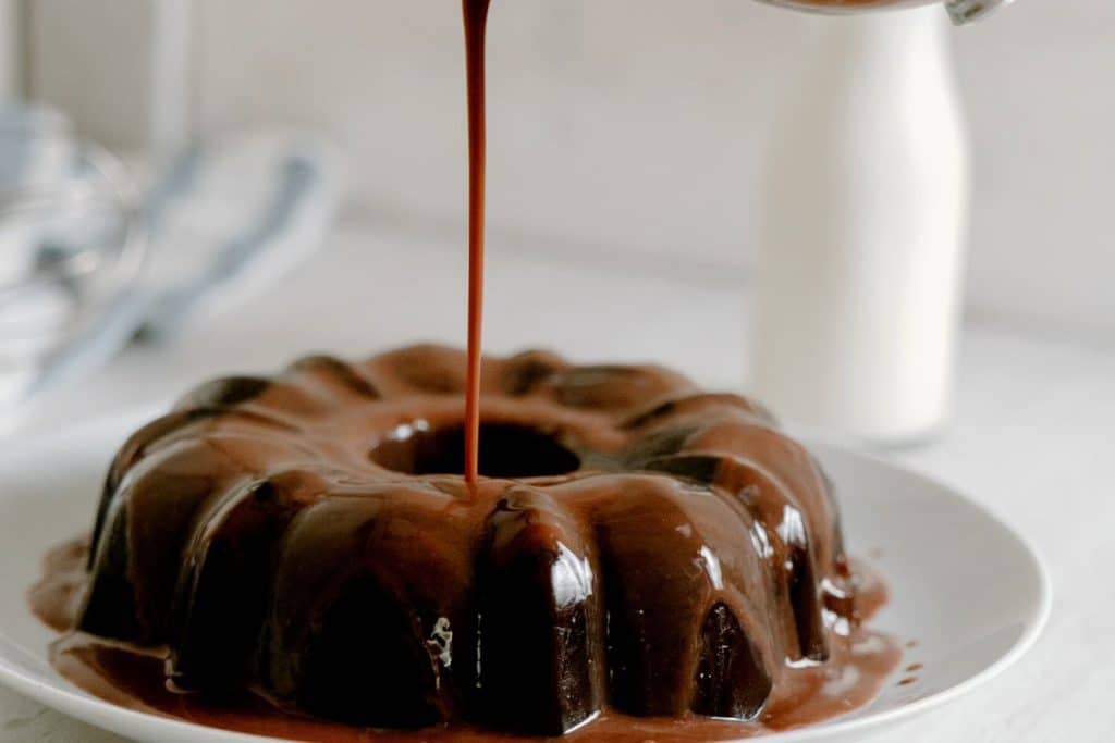 Esse Brigadeirão é fácil de preparar, além de levar poucos ingredientes! Venha conferir!