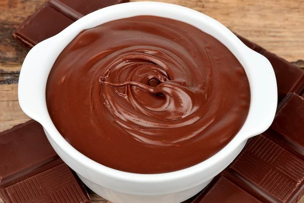 O creme de chocolate é um ingrediente versátil e capaz de incrementar qualquer tipo de sobremesa. Prove!