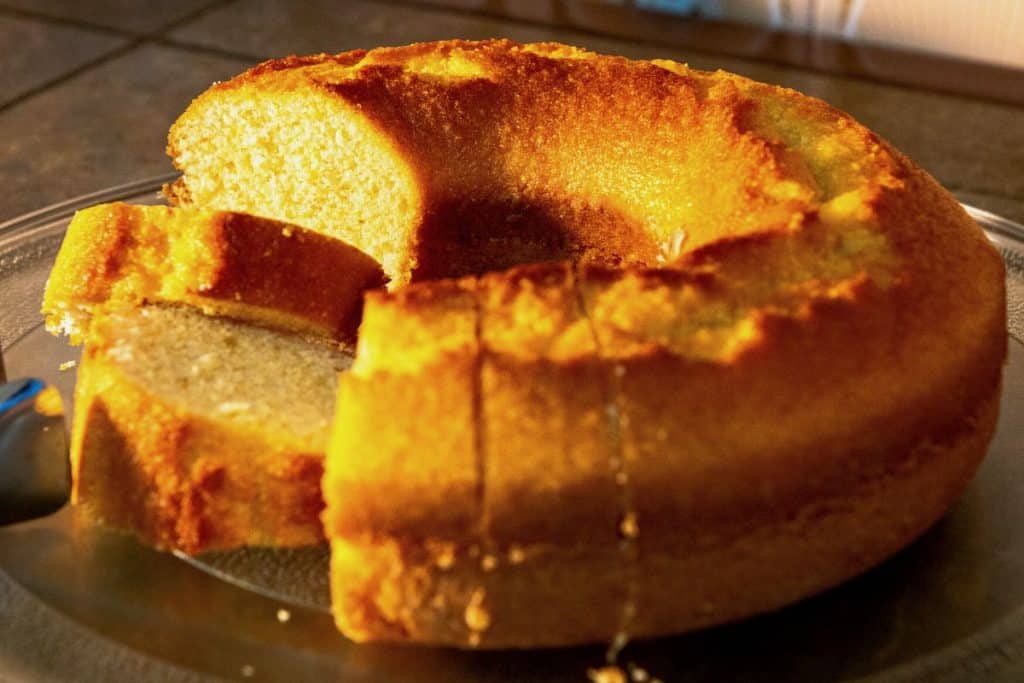 O bolo de fubá é uma receita fácil e saborosa, que todo mundo pode preparar. Misture os ingredientes e confira!