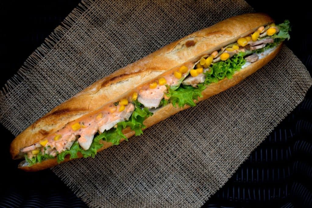 Bora fazer uma baguete de frango e milho-verde pro lanche de hoje? Simples e deliciosa! Confira!