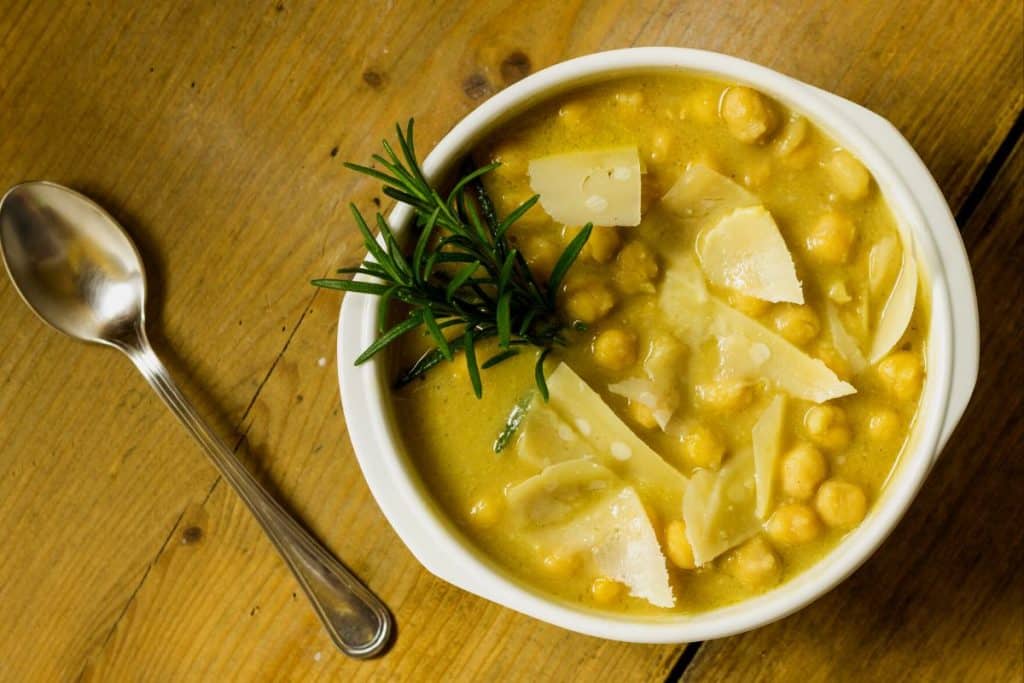 Prepare hoje uma receita saborosa de sopa de grão-de-bico! Super prática e fácil de fazer, venha conferir!