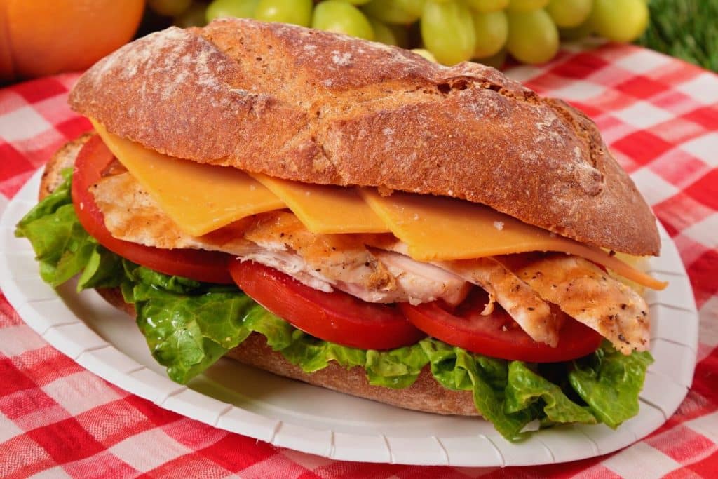 Essa baguete de tirinhas de frango, com toda a certeza é uma opção deliciosa para o lanche de hoje!