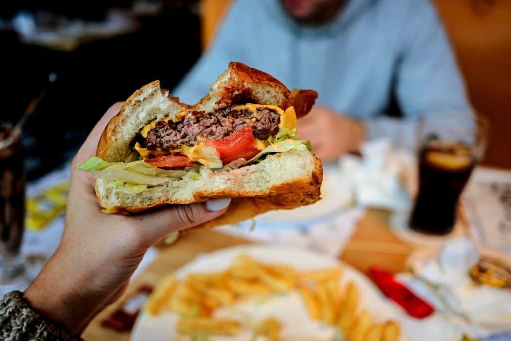 Com toda a certeza, você vai amar esse hamburgão na baguete. Muito simples e fácil de fazer, confira!