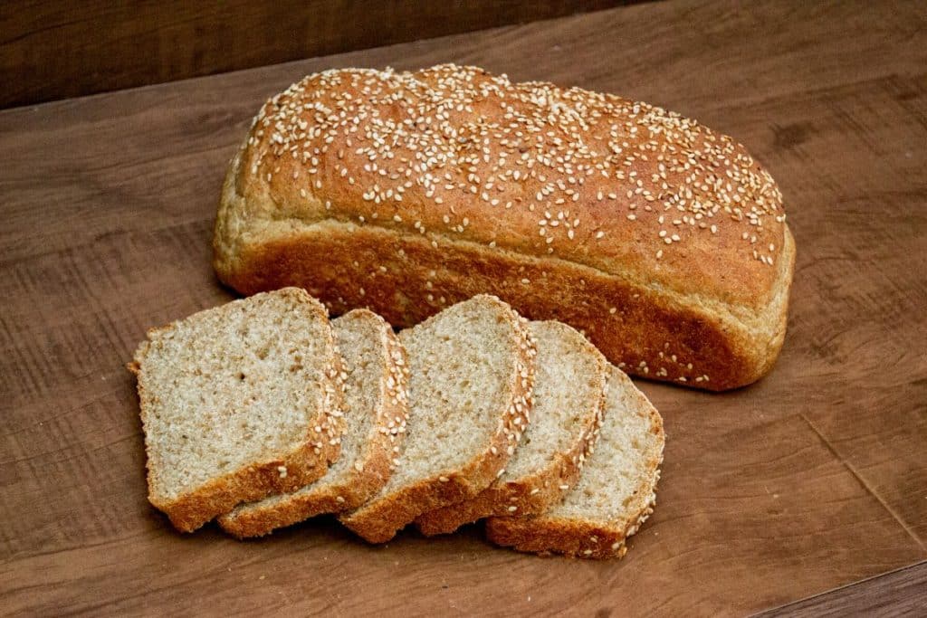 Receita de pão integral caseiro que fica bem fofinho, já separe a margarina e prepare o cafezinho!