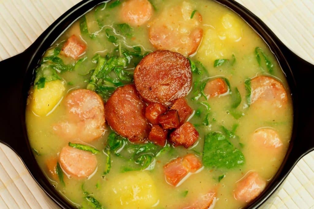 Esta sopa de mandioca com linguiça é uma opção deliciosa e sustentável para uma refeição reconfortante.