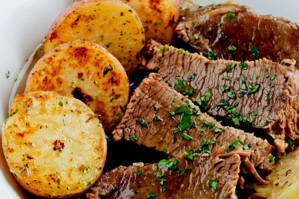 Esta receita de Carne Assada com Batatas: é uma explosão de sabores!