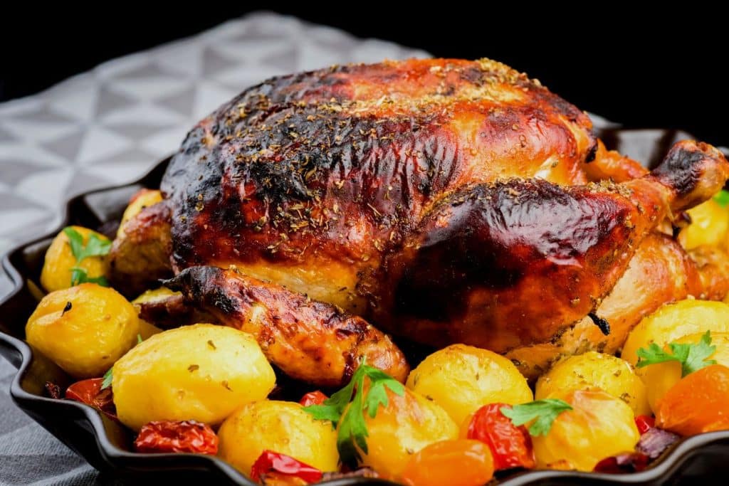 Esse frango assado é perfeito para uma refeição rápida e fácil. Com ervas finas e batatas rústicas, é uma opção completa e deliciosa para toda a família.