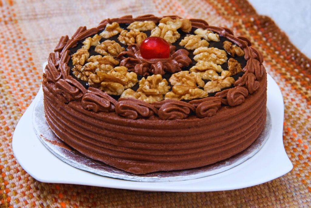 Esse bolo de chocolate com nozes é delicioso, e você vai amar. Confira o passo-a-passo.