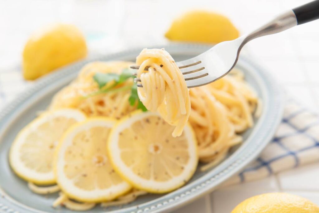 Surpreenda-se com esse macarrão ao limone cremoso! Pronto em 20 minutos para uma refeição leve e cítrica.