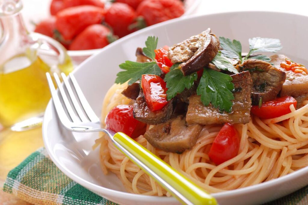 Prepare hoje uma receita saborosa de macarrão com molho de tomate e berinjela! Super prática e fácil de fazer, Confira!