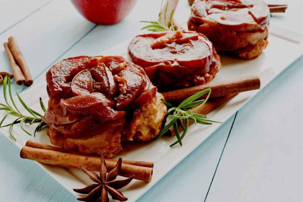 Esse Tarte Tatin de Tomate Cereja e Queijo de Cabra é super saboroso e fácil de preparar.