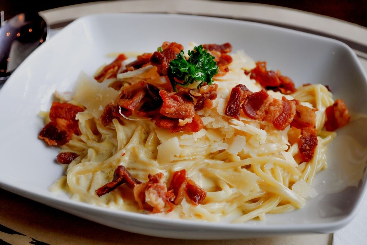 Macarrão à Carbonara com Bacon Crocante! Irresistível!