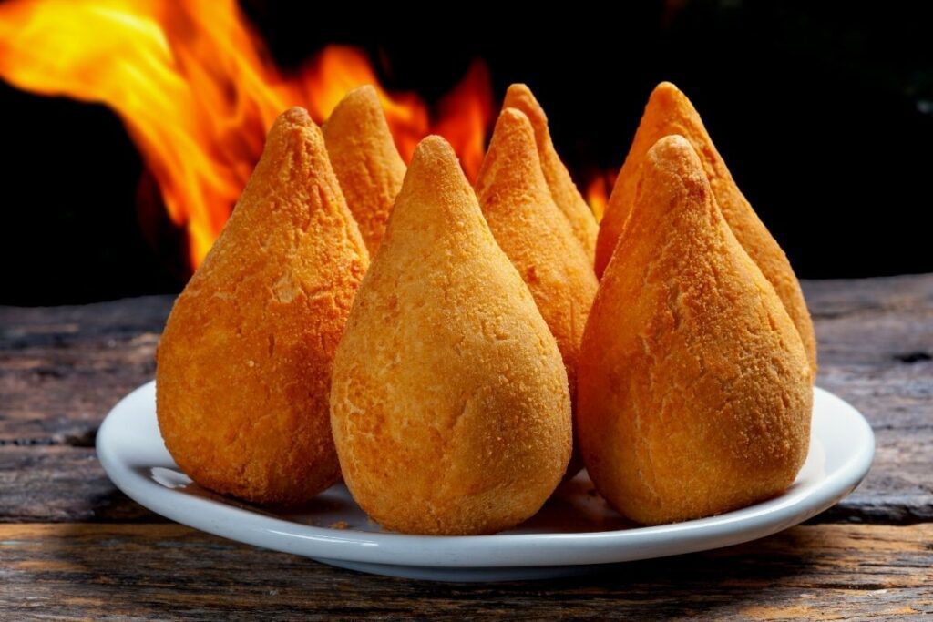 Esta coxinha de mandioca com carne seca, é aquele petisquinho top pro fim de semana! Já salva essa receita!