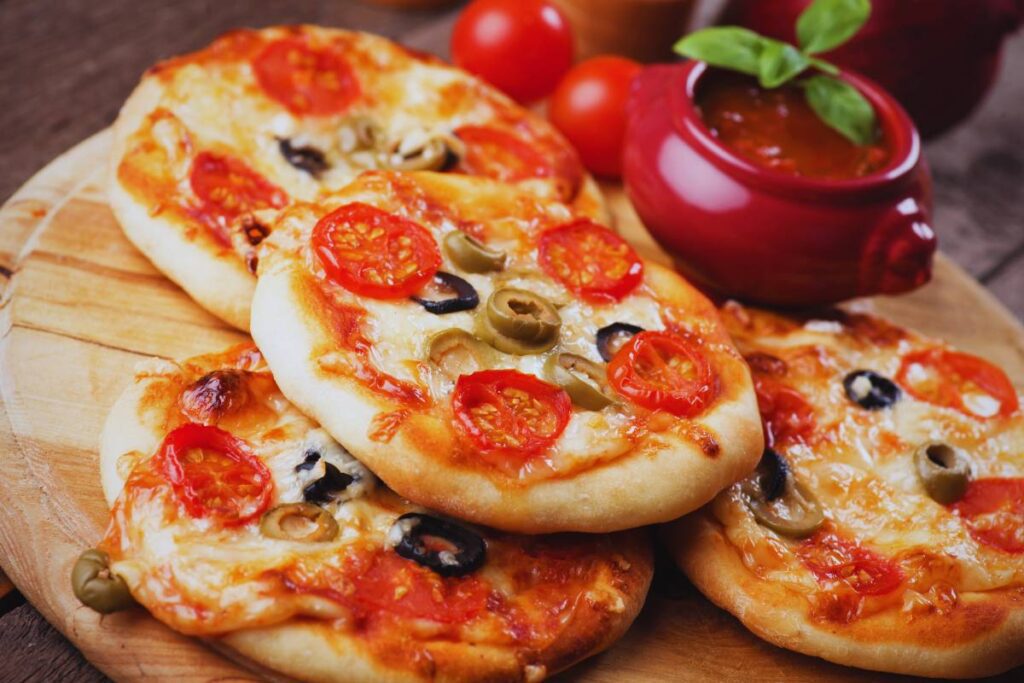 Se você está procurando uma opção rápida e deliciosa para um lanche, experimente essa minipizza de pepperoni e queijo.