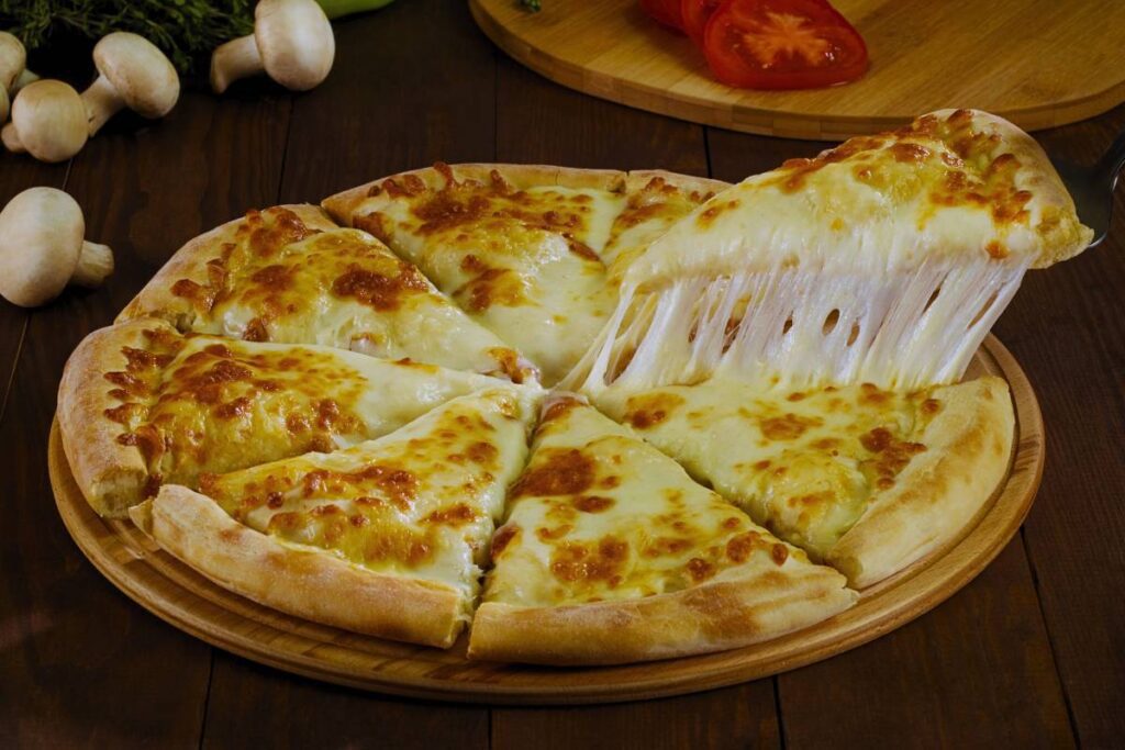 Essa receita de Pizza Quatro Queijos é perfeita para quem ama queijo e quer experimentar uma nova receita de pizza caseira.