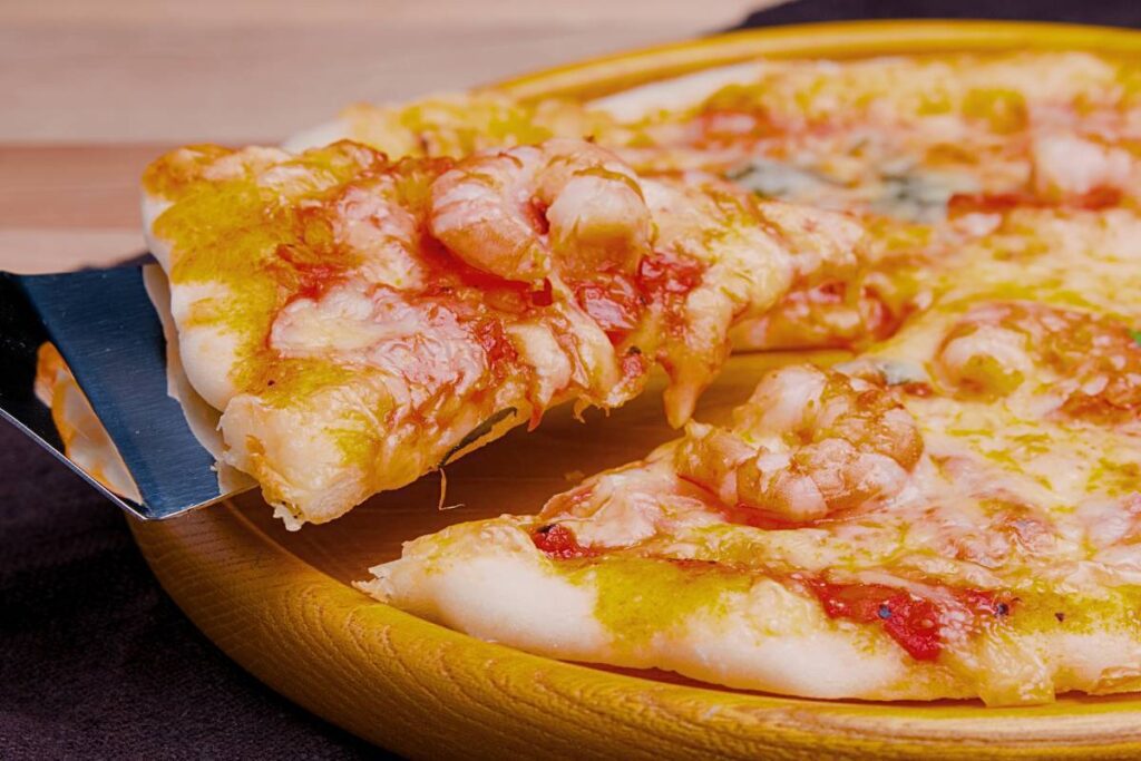 Saborosa pizza de camarão com queijo de coalho com toque nordestino! Você vai amar!