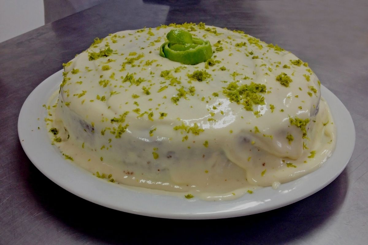 Bolo de Chocolate Branco com Limão Siciliano! Delícia!