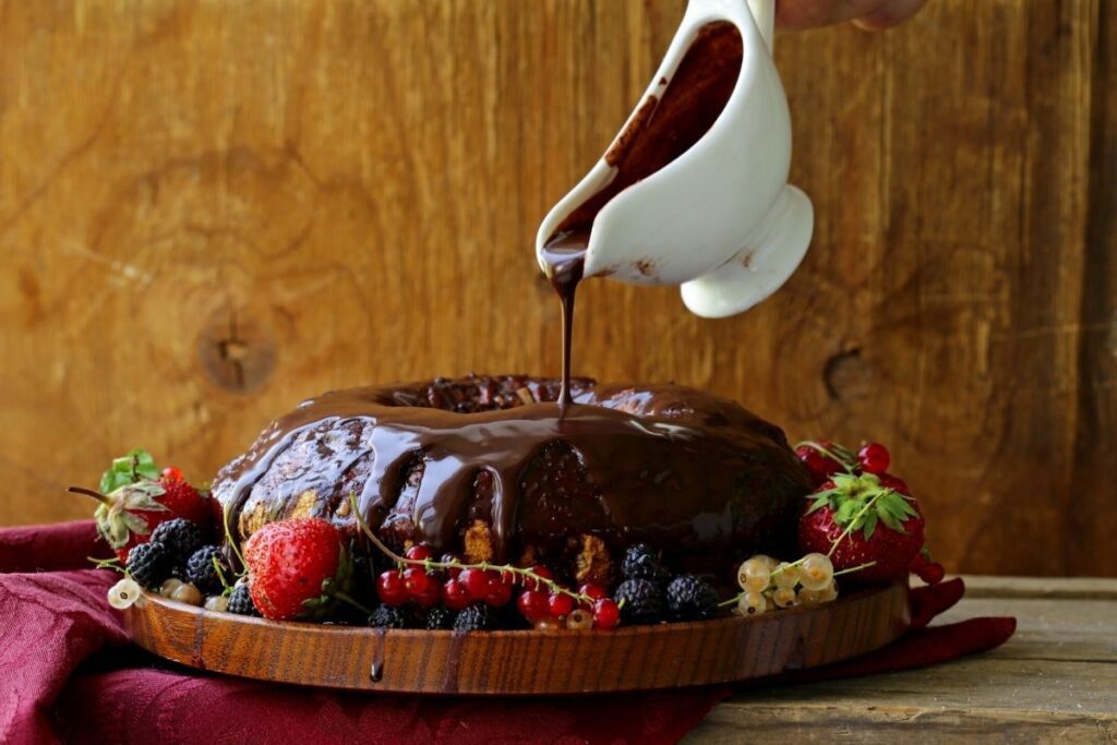 Esse bolo de chocolate com ganache de frutas vermelhas, é uma sobremesa deliciosa e sofisticada.