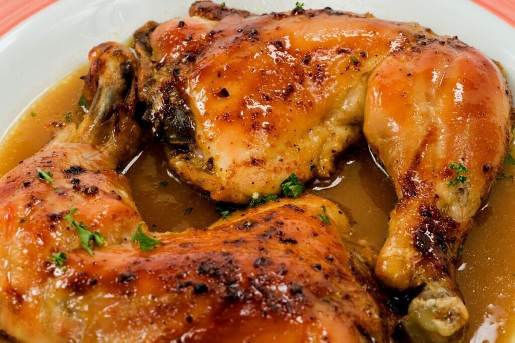 Venha conferir esta receita deliciosa de frango assado com molho de limão e alecrim, muito saborosa e fácil de fazer!