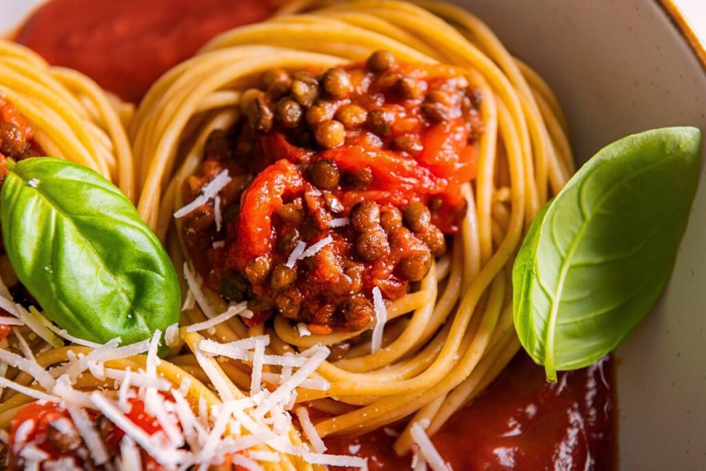 Delícia vegana com esse macarrão vegano à bolonhesa com lentilha! Você vai amar!