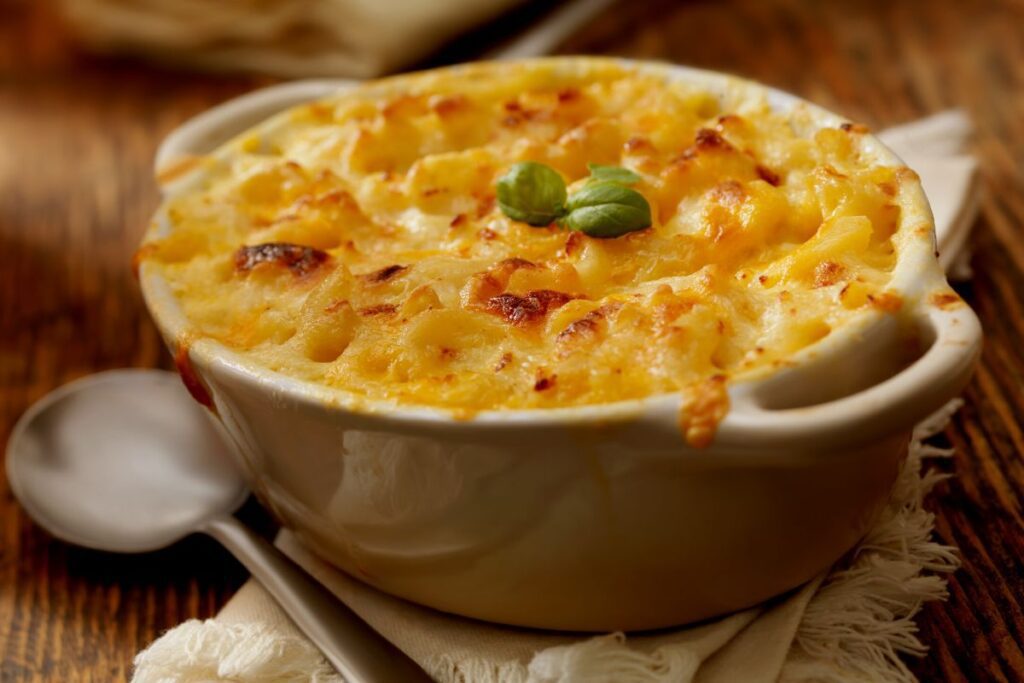 Essa receita de macarrão com três queijos é uma opção deliciosa para quem ama massas e queijo.