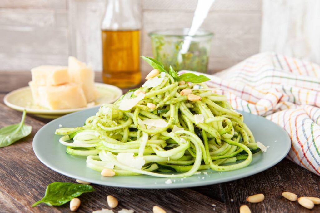 Este macarrão com pesto de manjericão é muito saboroso e vai deixar sua refeição incrível!