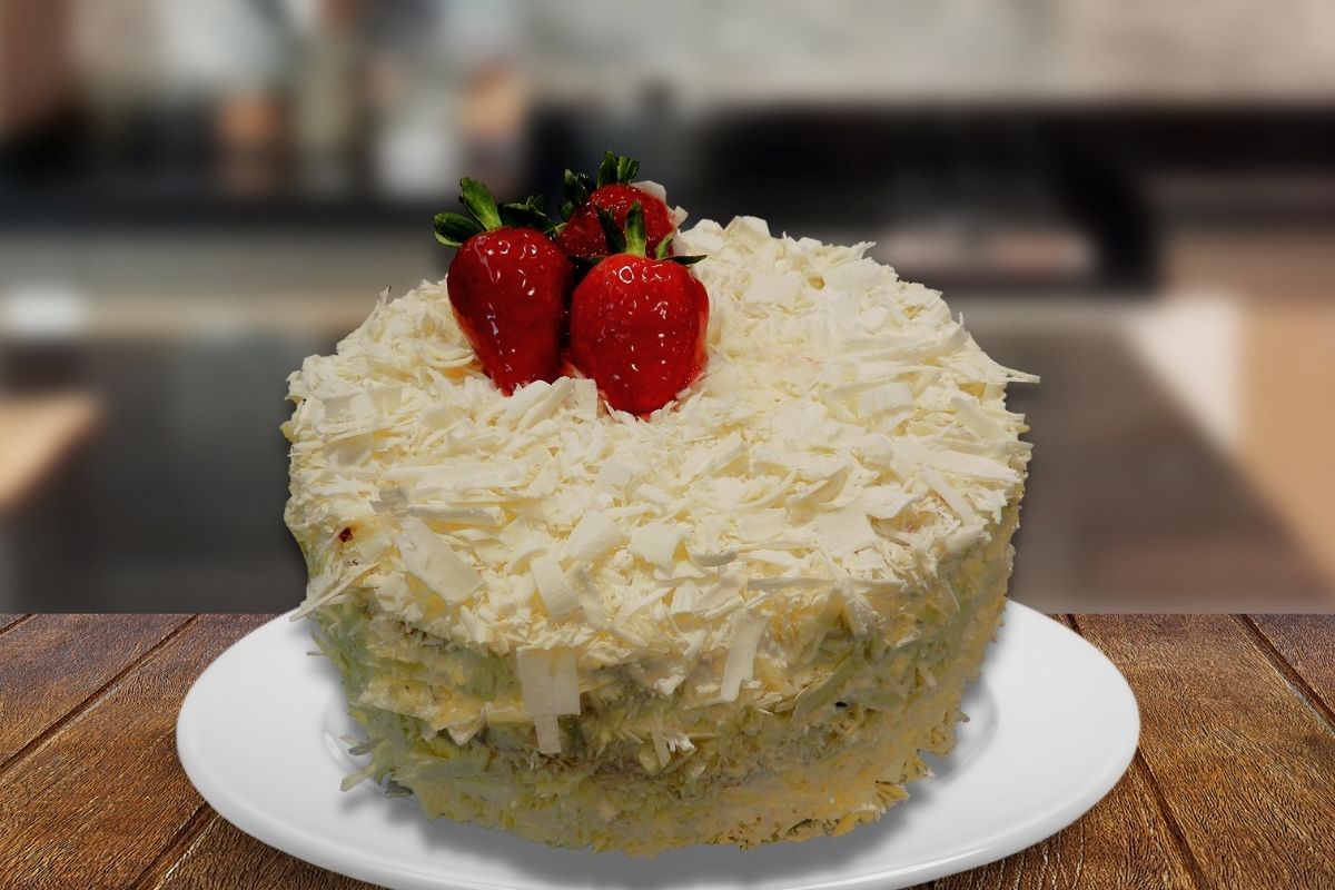 Bolo de Chocolate Branco com Morangos em 4 passos simples