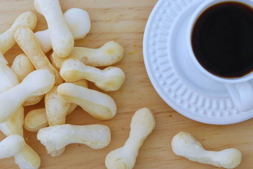 Receita fácil e rápida de biscoito de polvilho caseiro, já prepara o café e aproveite!