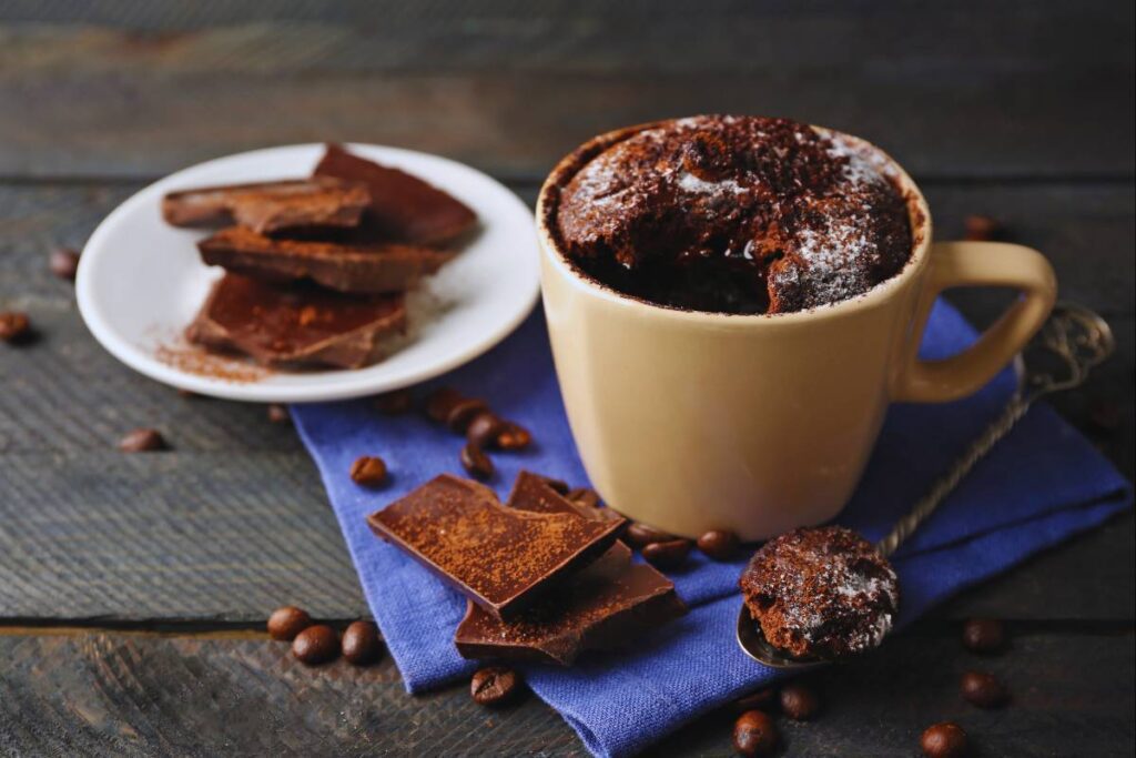 Bateu aquela vontade de comer um bolo? Faça agora um bolo de caneca de chocolate e café, fica pronto rapidinho, Confira!