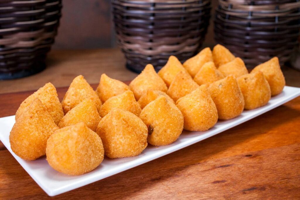 Só de olhar essa coxinha de queijo com presunto, a boca já enche de água! Delícia!