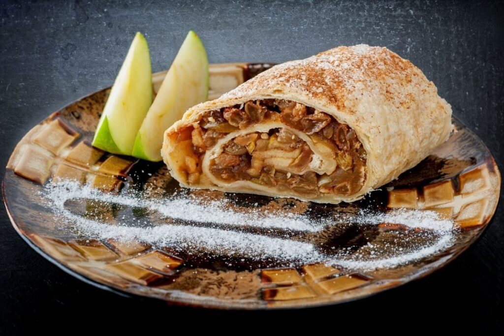 Que tal preparar uma sobremesa deliciosa e muito fácil de fazer? Faça agora um strudel de maçã com canela! É fantástica!