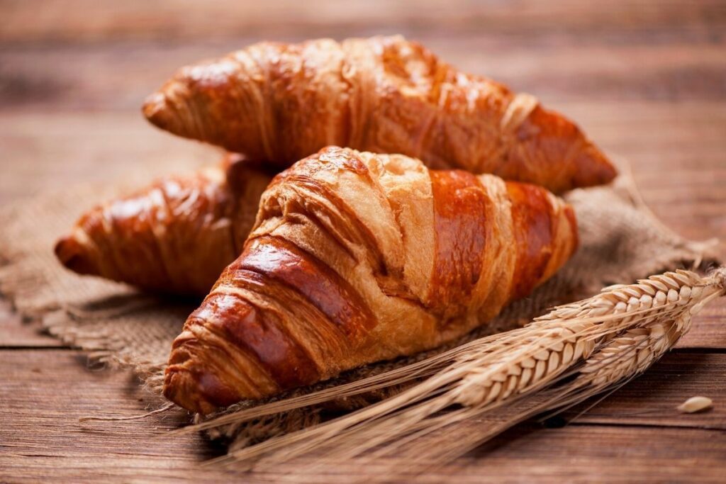 Este Croissant de Presunto e Queijo é a opção perfeita para um café da manhã ou lanche da tarde rápido e delicioso!