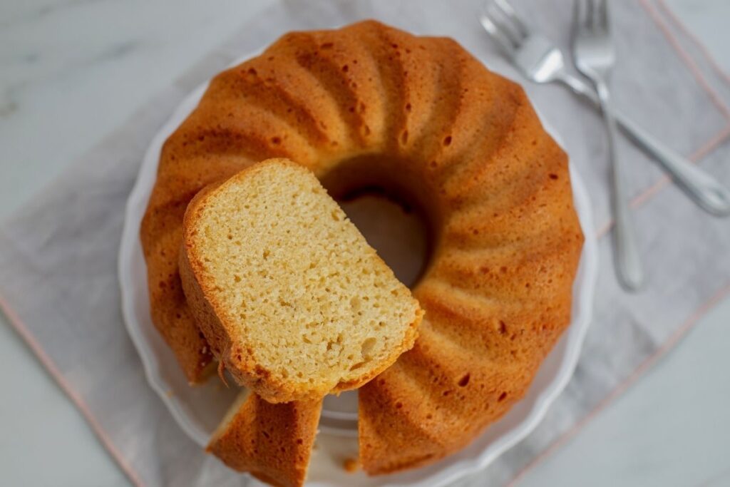 Deliciosa e cítrica receita de bolo de iogurte com limão siciliano. Esta sobremesa simples, certamente agradará o paladar de todos.