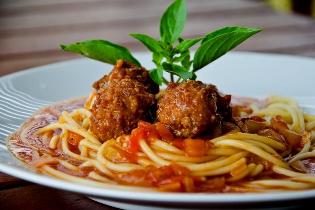 Esse macarrão com almôndegas de carne é uma receita deliciosa e fácil de preparar, venha conferir o passo a passo!