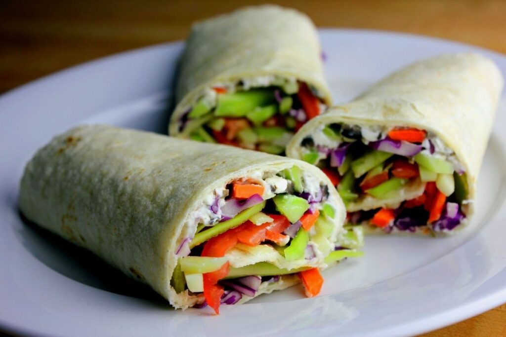 Esta receita de Wrap Vegetariano de Hummus e Legumes, é simples e delicioso! Surpreenda-se com o sabor!