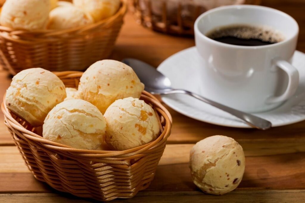 Esse pão de queijo recheado de frango desfiado é uma opção muito saborosa para você servir na hora do lanche! Confira!