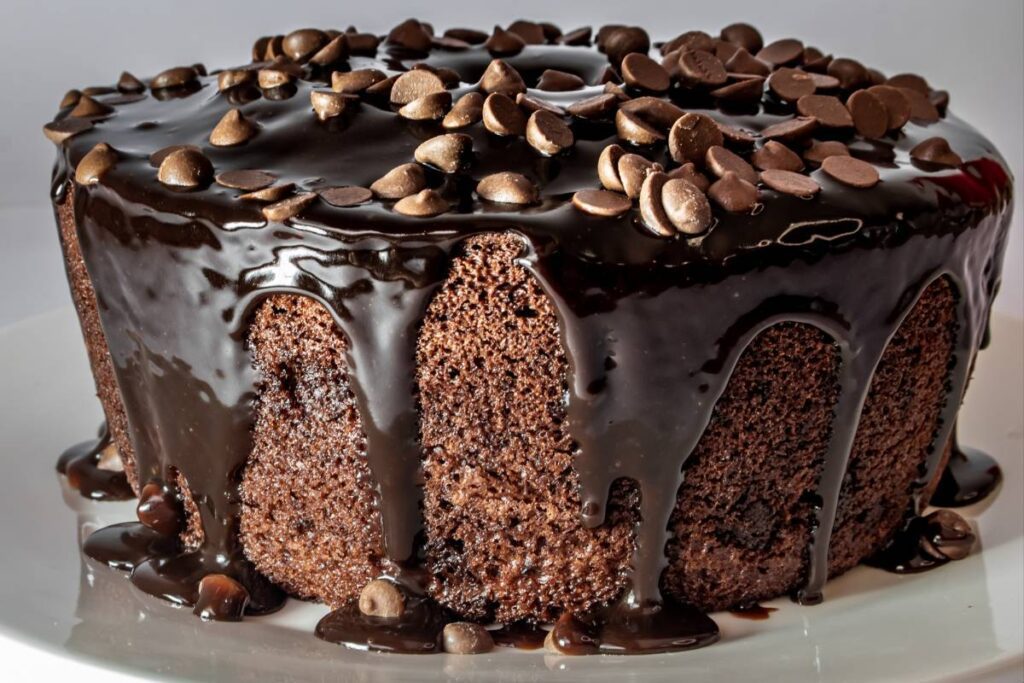Esse bolo de chocolate de brigadeiro gourmet é uma sobremesa irresistível! Confira!