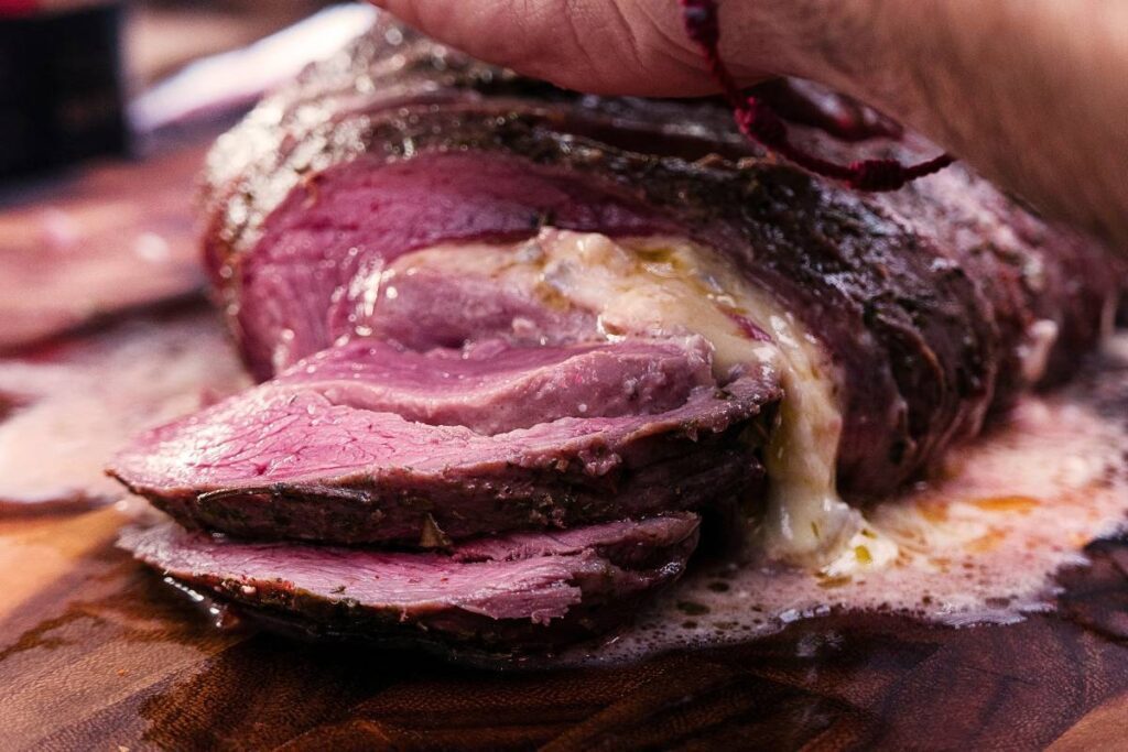 Essa receita de picanha recheada com queijo e bacon é perfeita para impressionar seus convidados. Surpreenda a todos com o sabor!