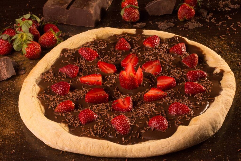 Delicie-se com esta pizza de chocolate com morangos! Faça agora!