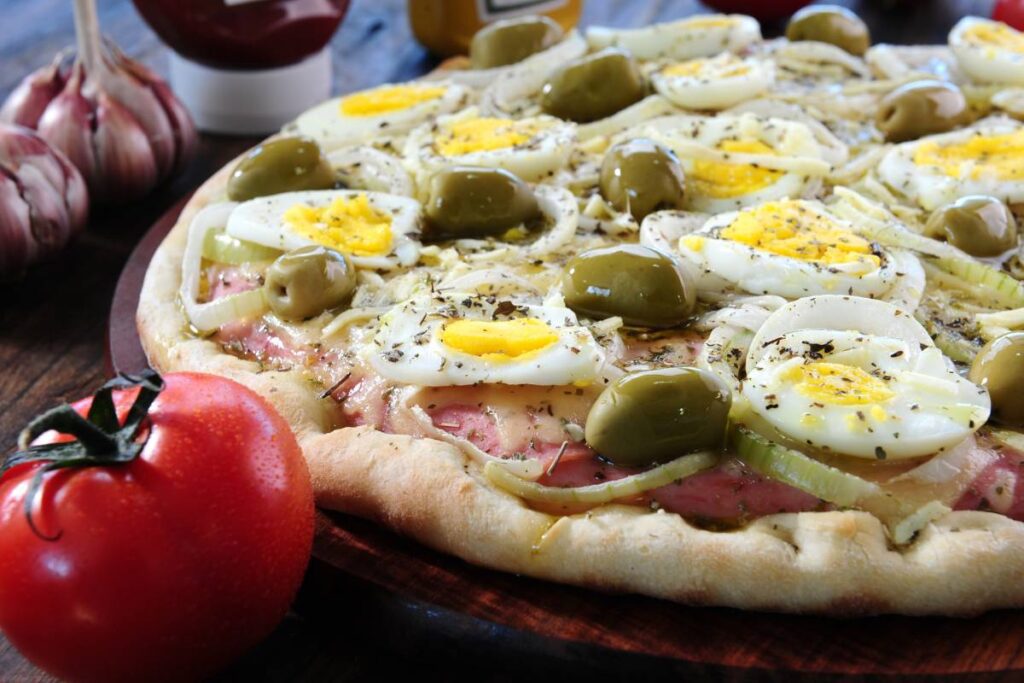 Esta receita clássica de pizza portuguesa é muito fácil de fazer! Venha conferir!