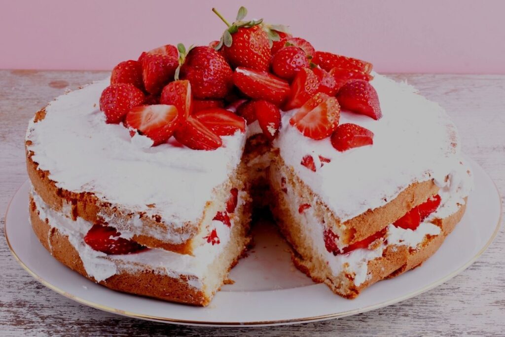 Esse bolo de morango com cobertura cremosa de cream cheese, fica macio e saboroso! Surpreenda seus convidados!