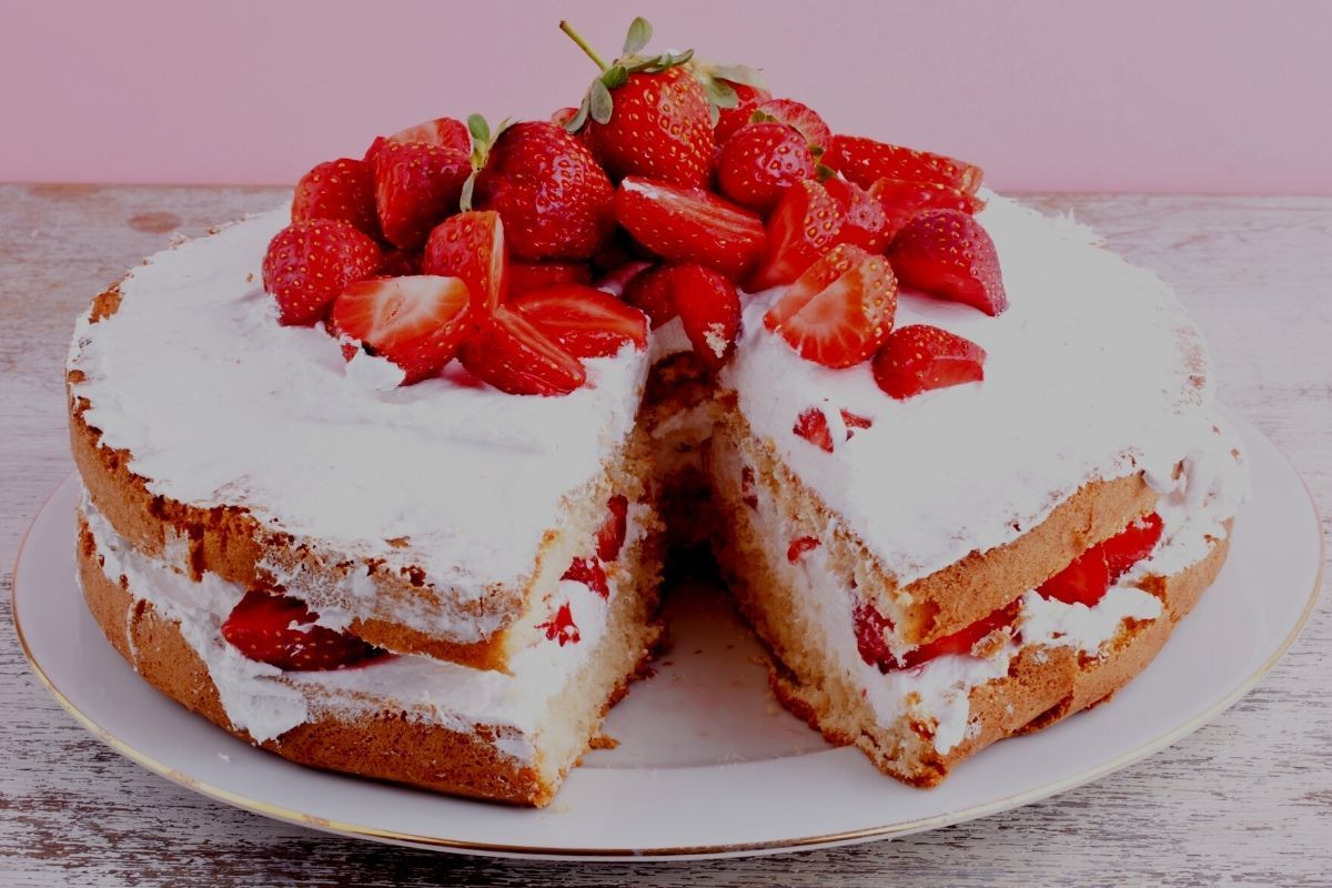 Incrível Bolo de Morango com Cream Cheese! Confira!