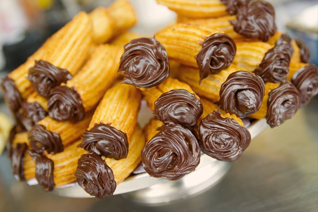 Esse churros de Nutella são deliciosos! Sobremesa recheada com o famoso creme de avelã! Confira!